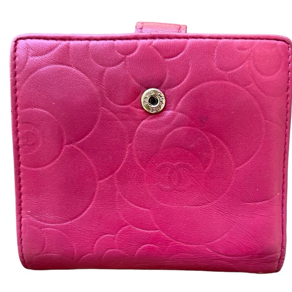 CHANEL camellia wallet in pink with raspberry interior. Hologram in tact. Chain. - Picture 4 of 9